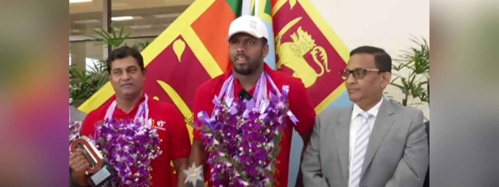 රුමේෂ් තරංග දිවයිනට පැමිණෙයි...